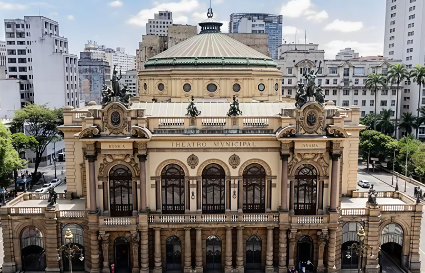 Fachada do Theatro Municipal de São Paulo, com projeto de Ramos de Azevedo