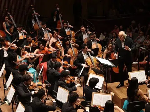 Orquestra Sinfônica Heliópolis regida pelo maestro Isaac Karabtchvesky