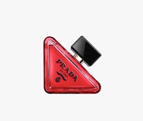 4 PRADA PARADOXE RADICALESSENCE, R$ 1.409 Uma nova assinatura floral amadeirada que reinventa e subverte a tradição gourmand, abrindo novas perspectivas para a família olfativa moderna com um toque vanguarda. A fragrância feminina gourmand que reinterpreta a assinatura floral original com um acorde único de pistache salgado.