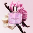 Irresistible Eau de Parfum Néctar, Givenchy, R$ 921 Uma nova interpretação da fragrância feminina icônica da Maison, ainda mais indulgente,radiante e sofisticada. Além do acorde assinatura da linha – rosa e madeiras claras – traz acordes gourmand de pistache e de madeiras de baunilha.