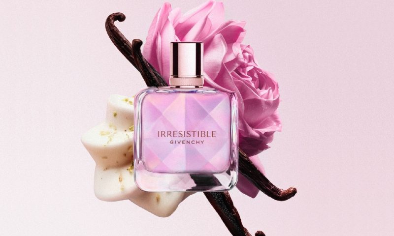 Irresistible Eau de Parfum Néctar, Givenchy, R$ 921 Uma nova interpretação da fragrância feminina icônica da Maison, ainda mais indulgente,radiante e sofisticada. Além do acorde assinatura da linha – rosa e madeiras claras – traz acordes gourmand de pistache e de madeiras de baunilha.