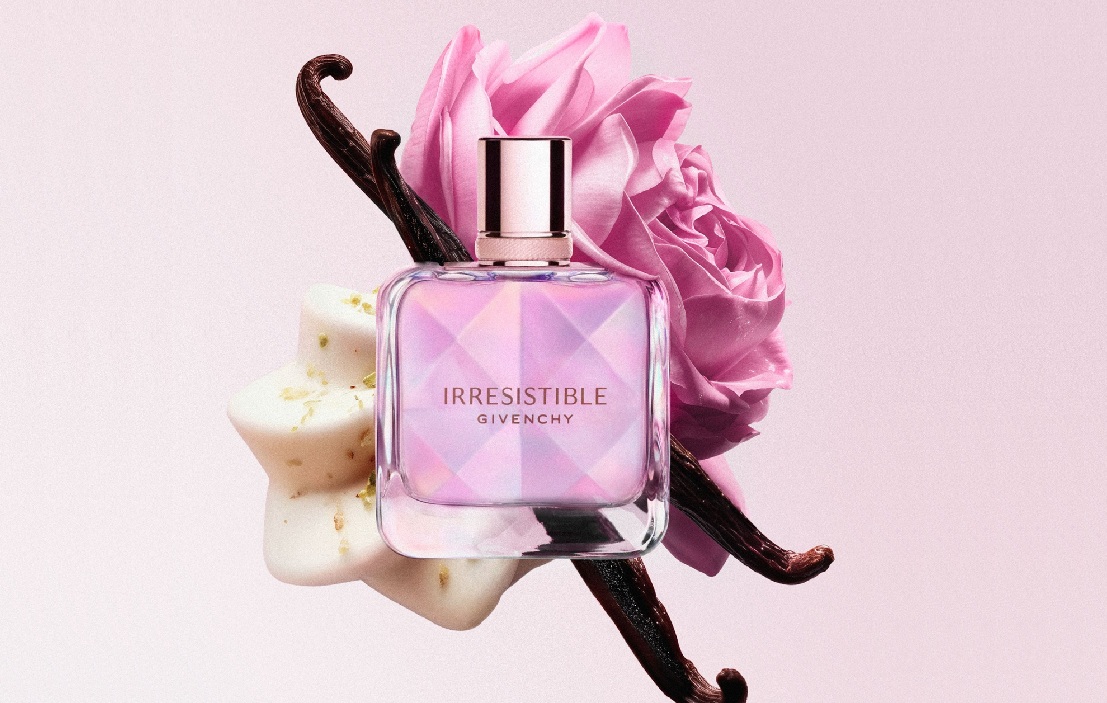 Irresistible Eau de Parfum Néctar, Givenchy, R$ 921 Uma nova interpretação da fragrância feminina icônica da Maison, ainda mais indulgente,radiante e sofisticada. Além do acorde assinatura da linha – rosa e madeiras claras – traz acordes gourmand de pistache e de madeiras de baunilha.