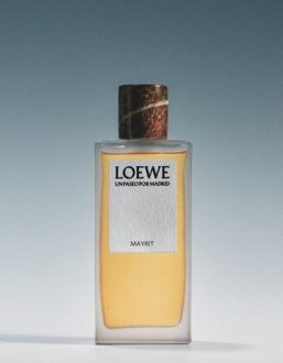 10 EAU DE PARFUM UN PASEOPOR MADRID, LOEWE, R$ 1.715 O perfume unissex amadeirado é emotivo e singular e apresenta notas aveludadas e amadeiradas de pétalas de jasmim, sândalo e baunilha, além de rosa, gerânio, raízes de Chipre, acorde de oud, vetiver de Madagascar, folha de coco e açafrão.