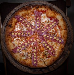 Pizza criada em collab do Primo Basilico com Les Charcutiers (foto: Rony Suplicy)