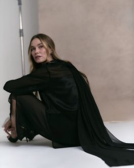 Renata Kuerten com vestido para revista Versatille