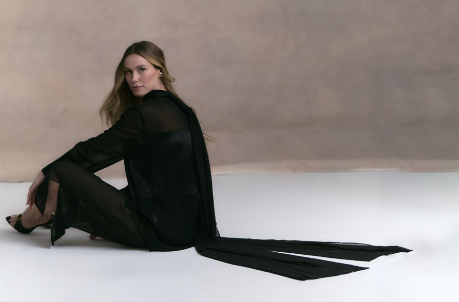 Renata Kuerten em ensaio inédito para a Versatille (foto de Henrique Tarricone e stylist de Dudu Farias)