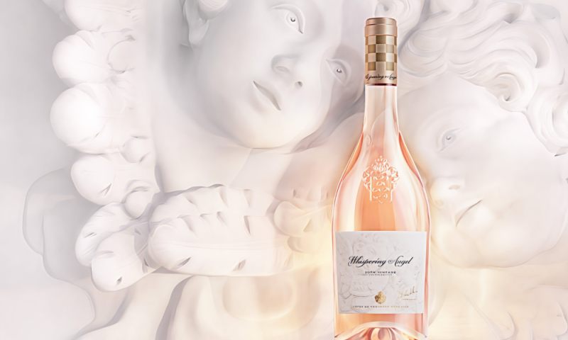Garrafa comemorativa das 20 safras do resé Whispering Angel, produzido próxima a St-Tropez pelo Château d’Esclans, propriedade da Moët Hennessy