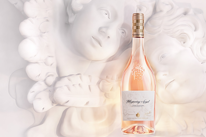Garrafa comemorativa das 20 safras do resé Whispering Angel, produzido próxima a St-Tropez pelo Château d’Esclans, propriedade da Moët Hennessy