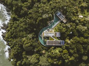 VIsta aérea da propriedade em meio à reserva de Mata Atlântica (Divulgação)