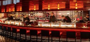 Balcão do restaurante L'Atelier de Joël Robuchon Miami, duas esterelas Michelin (divulgação)