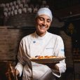 Chef Mariana Fonseca dos restarantes Myk e Kouzinha com pizza para o projeto social da Primo Basilico (divulgação)