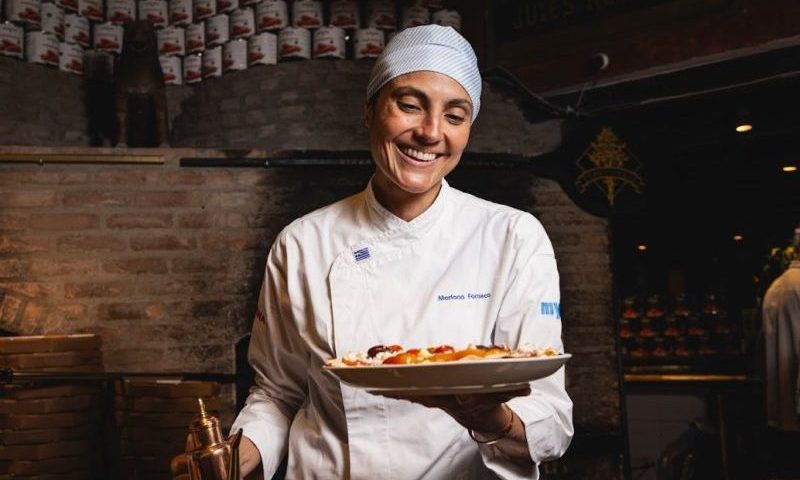 Chef Mariana Fonseca dos restarantes Myk e Kouzinha com pizza para o projeto social da Primo Basilico (divulgação)