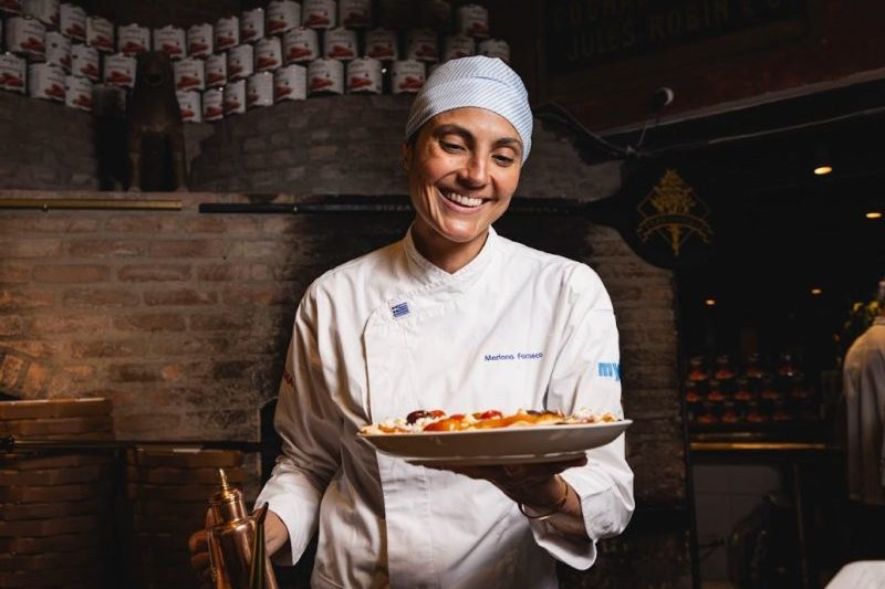 Chef Mariana Fonseca dos restarantes Myk e Kouzinha com pizza para o projeto social da Primo Basilico (divulgação)