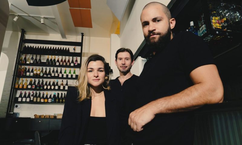 Patrícia Werneck, Danilo Ancete (ao fundo) e o chef Nando Carneiro