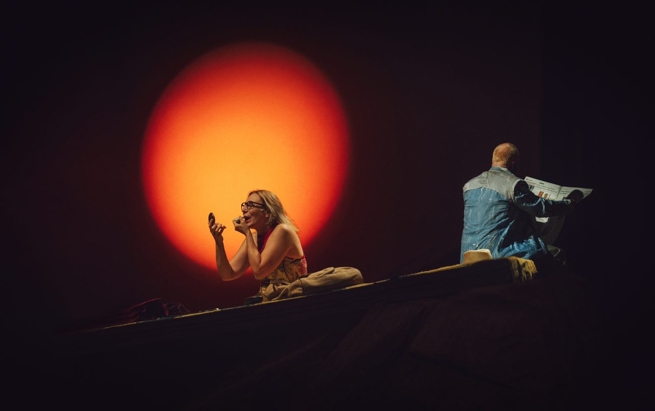 Cena de "Dias Felizes" em montagem da Armazém Companhia de Teatro (Divulgação/Mauro Kury)