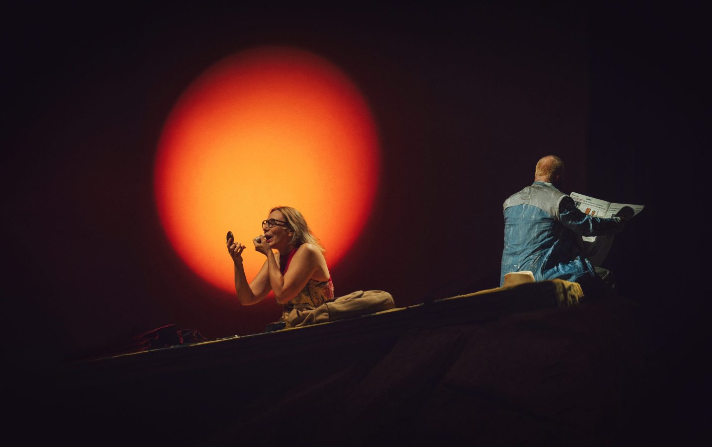 Cena de "Dias Felizes" em montagem da Armazém Companhia de Teatro (Divulgação/Mauro Kury)