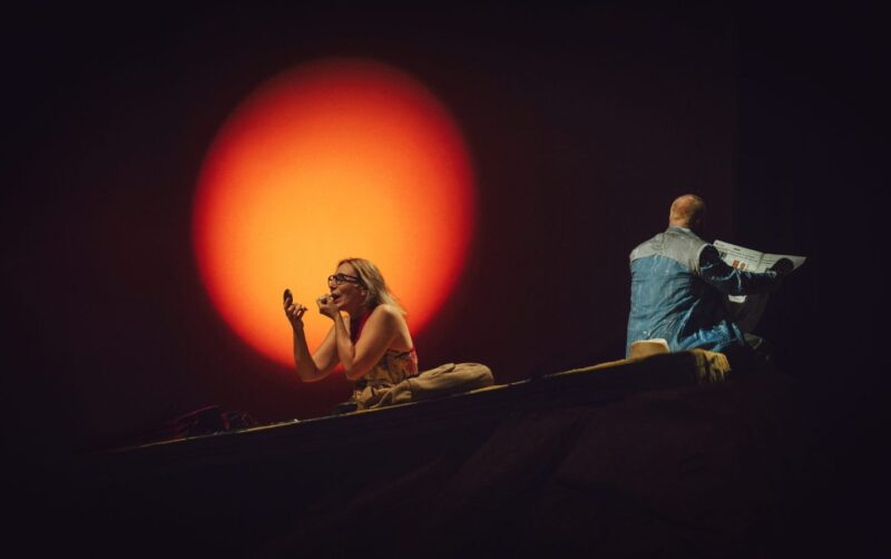 Cena de "Dias Felizes" em montagem da Armazém Companhia de Teatro (Divulgação/Mauro Kury)