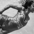 modelo veste beachwear em foto subaquática