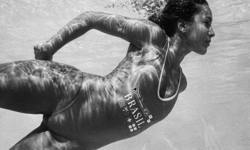 modelo veste beachwear em foto subaquática