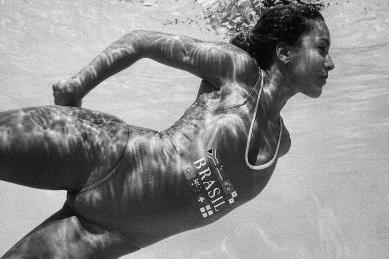 modelo veste beachwear em foto subaquática