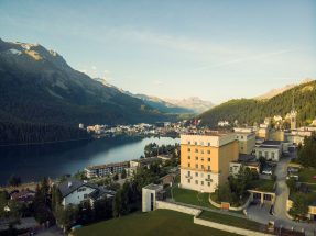 Exterior do hotel fundado em 1856 por Johannes Badrutt em St. Moritz (divulgação)