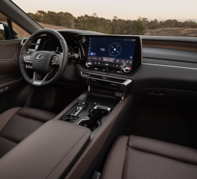 Interior do Lexus RX 450h+ tem materiais de excelente qualidade