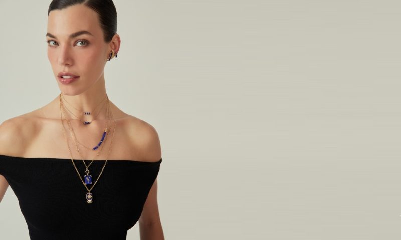 Layering de joias abre