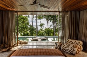 Vista do mar a partir da cama da Suíte Máster, com piscina na varanda (Divulgação)
