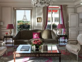 Sala de estar de uma das suítes do Hotel Plaza Athénée com a Torre Eiffel ao fundo (divulgação)