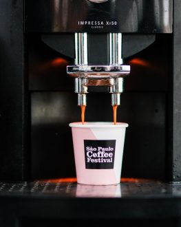 máquina de café serve copo de papel