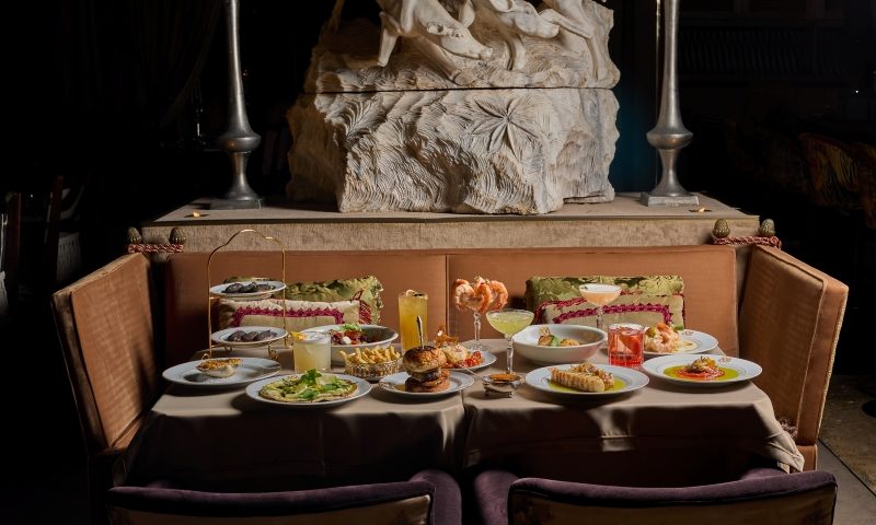Mesa montada com pratos e drinques diversos na casa que trouxe a São Paulo o conceito francês de 