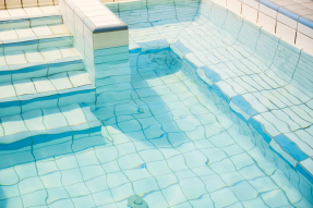 Trabalho da artista Maritza Caneca inspirado em piscinas