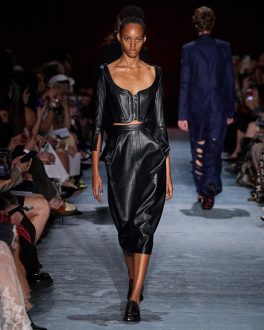 Modelo desfila peças em couro de Alexandre Herchcovitch