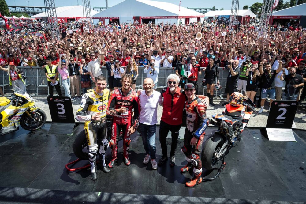 Entusiastas de 94 países, campeões de motociclismo, CEO da marca e prefeito de Misano participaram das festividades