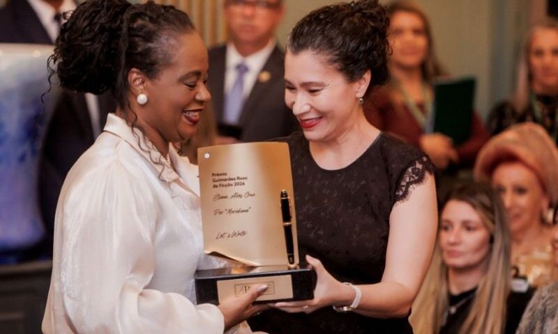 Eliana Alves Cruz, vencedora do Prêmio Guimarães Rosa, categoria Prosa, e Juliana Pereira, CEO da Montblanc Brasil. Foto: Dani Paiva