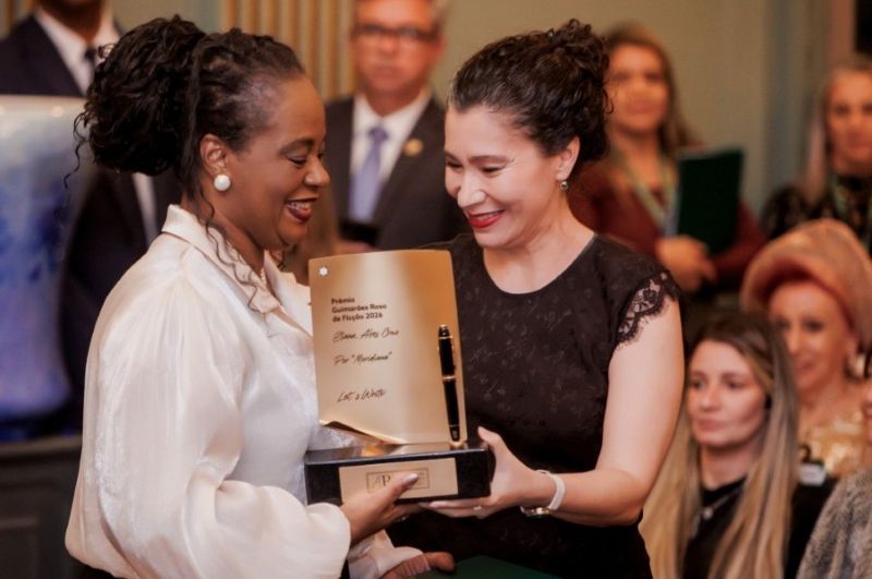 Eliana Alves Cruz, vencedora do Prêmio Guimarães Rosa, categoria Prosa, e Juliana Pereira, CEO da Montblanc Brasil. Foto: Dani Paiva