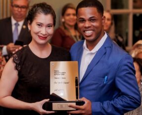 Fabricio Oliveira, vencedor do Prêmio Manuel Bandeira, categoria Poesia, recebe o troféu das mãos de Juliana Pereira, CEO da Montblanc Brasil. Foto: Dani Paiva
