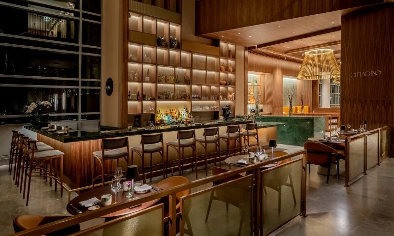 Lobby do Grand Hyatt São Paulo, com os renovados restaurantes Kinu e Cittadino (Foto: Divulgação)