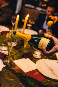 Serviço de champanhe Krug no jantar do Tuju (Pri Dia/Divulgação)