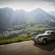Carro vintage desfila em região europeia em evento da Louis Vuitton