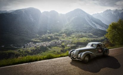 Carro vintage desfila em região europeia em evento da Louis Vuitton