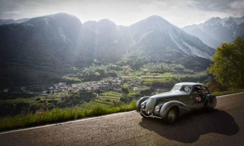 Carro vintage desfila em região europeia em evento da Louis Vuitton