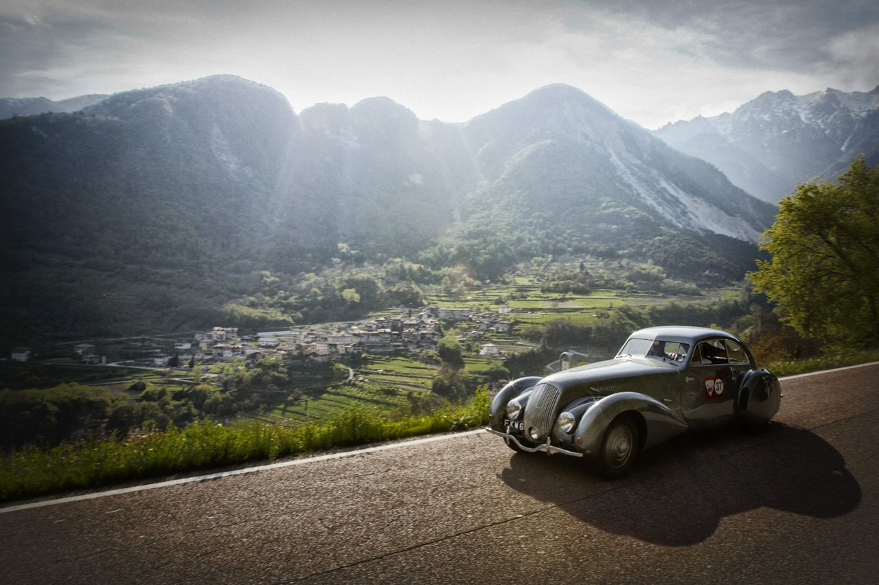Carro vintage desfila em região europeia em evento da Louis Vuitton
