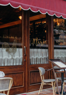 Facha do restaurante, com aparência que remete aos bistrôs parisienses (divulgação)