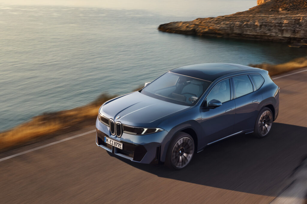 Novo BMW iX3 50 xDrive combina desempenho, maior autonomia e bom espaço interno (DIvulgação/BMW)