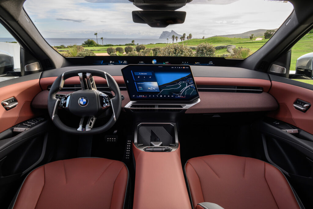 Interior do BMW iX3 50 xDrive, com a nova tecnologia Panoramic View (Divulgação/BMW)
