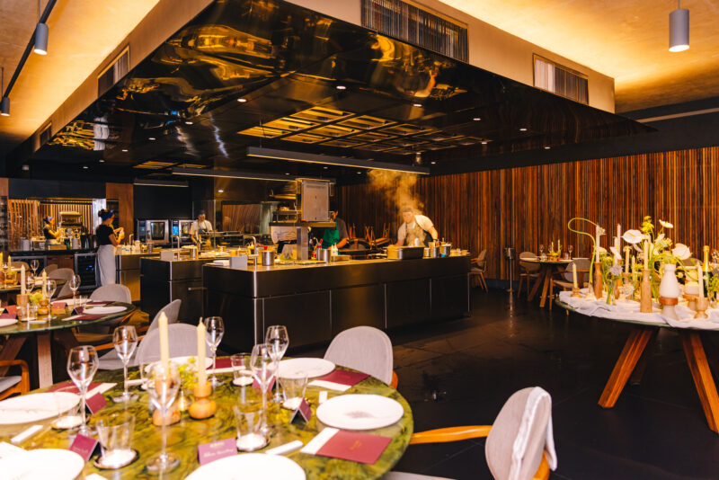 Salão do restaurante Tuju ambientado para o jantar de celebração da Embaixada Krug (Pri Dia/Divulgação)