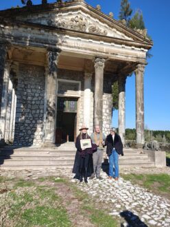 Famíla Mercio em frente à capela e mausoléu da Estância Paraízo (foto: Heloisa Belluzzo)