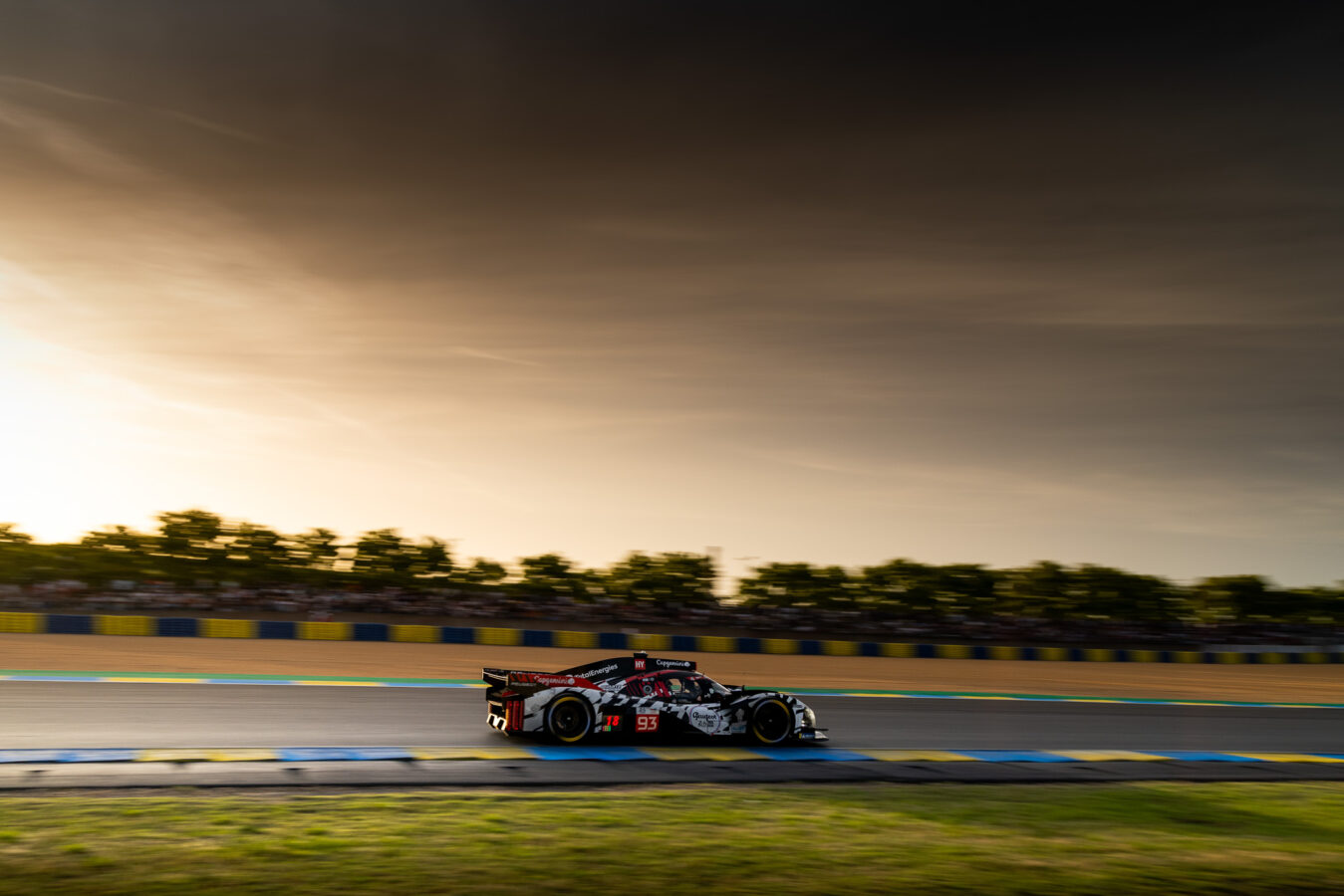93 DI RESTA Paul (gbr), VANDOORNE Stoffel (bel), CASSIDY Nick (nzl), Peugeot TotalEnergies, Peugeot 9X8 #93, Hypercar, action during the 24 Hours of Le Mans 2026, 3rd round of the 2026 FIA World Endurance Championship, on June 13, 2026 on the Circuit des 24 Heures du Mans in Le Mans, France - Photo Clément Choulot / DPPI