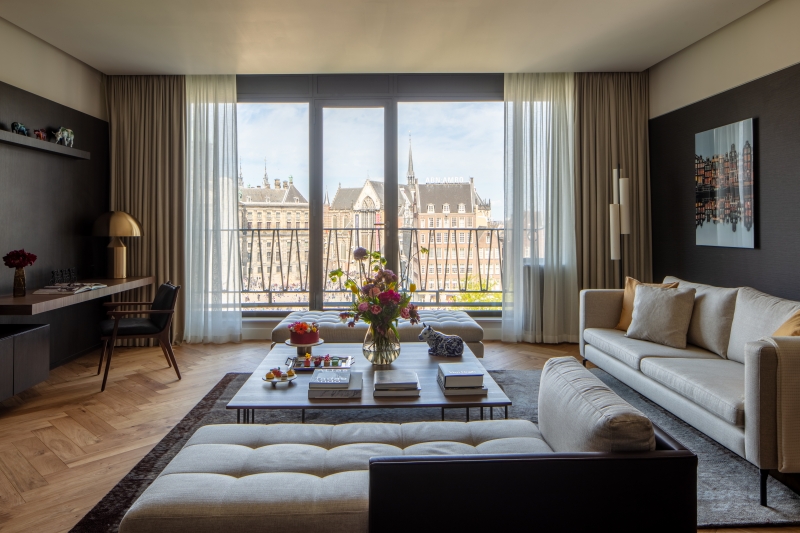 Suíte do Anantara Gran Hotel Krasnapolsky Amsterdam, uma das acomodações que dão direito ao privilégio de chegar mais cedo e sair mais tarde (divulgação)